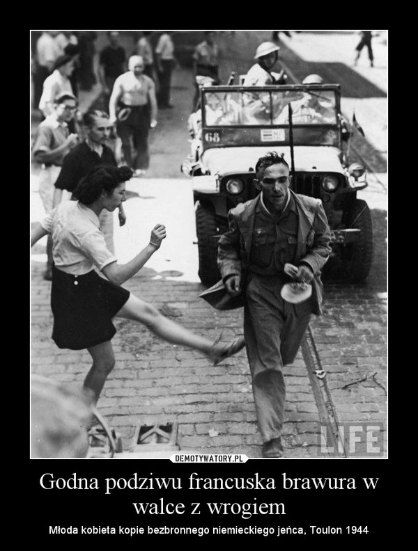Godna podziwu francuska brawura w walce z wrogiem – Młoda kobieta kopie bezbronnego niemieckiego jeńca, Toulon 1944 