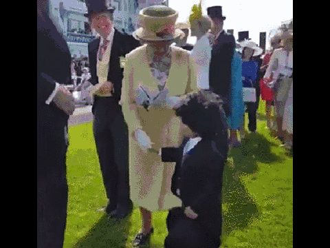 Dzieciak ściąga kapelusz przed przywitaniem się z królową Elżbietą – Dobrych manier uczysz się już za młodu 