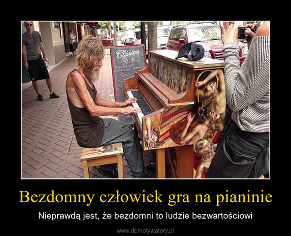 Bezdomny człowiek gra na pianinie – Nieprawdą jest, że bezdomni to ludzie bezwartościowi 