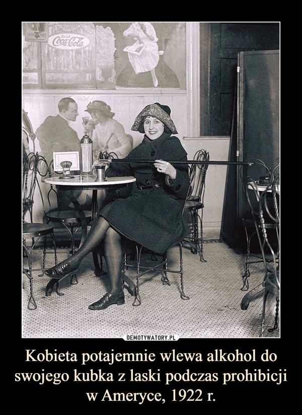 Kobieta potajemnie wlewa alkohol do swojego kubka z laski podczas prohibicji w Ameryce, 1922 r. –  