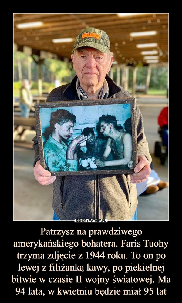 Patrzysz na prawdziwego amerykańskiego bohatera. Faris Tuohy trzyma zdjęcie z 1944 roku. To on po lewej z filiżanką kawy, po piekielnej bitwie w czasie II wojny światowej. Ma 94 lata, w kwietniu będzie miał 95 lat