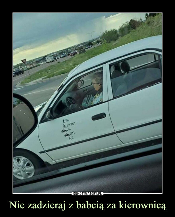 Nie zadzieraj z babcią za kierownicą –  