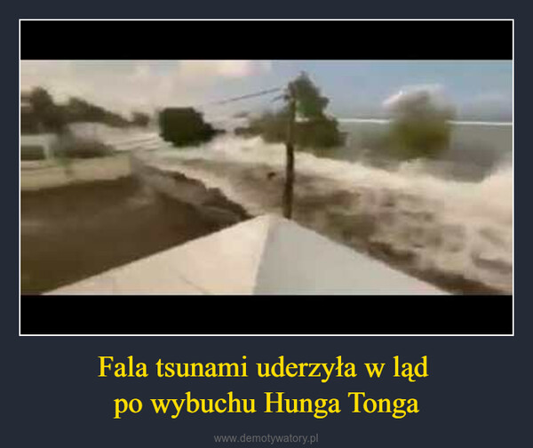 Fala tsunami uderzyła w ląd po wybuchu Hunga Tonga –  