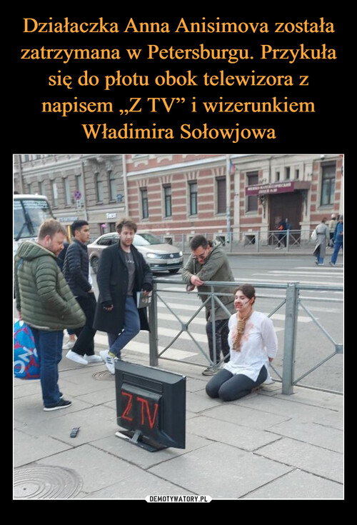 Działaczka Anna Anisimova została zatrzymana w Petersburgu. Przykuła się do płotu obok telewizora z napisem „Z TV” i wizerunkiem Władimira Sołowjowa