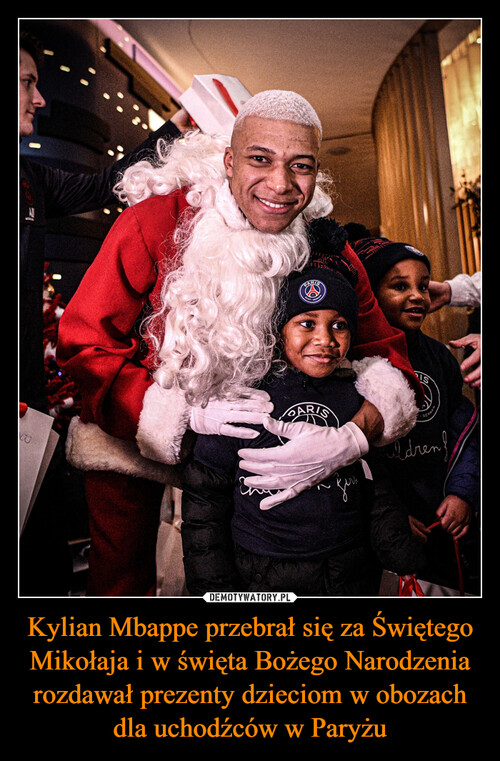 Kylian Mbappe przebrał się za Świętego Mikołaja i w święta Bożego Narodzenia rozdawał prezenty dzieciom w obozach dla uchodźców w Paryżu